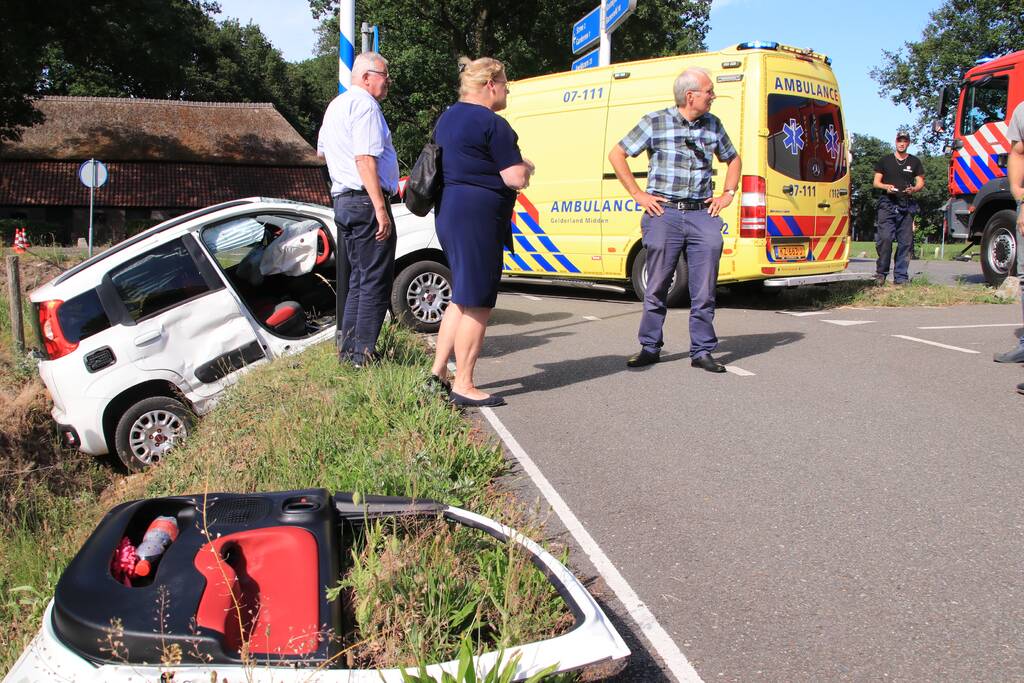 Vrachtwagen botst met personenwagen, twee gewonden