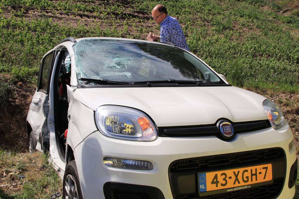 Vrachtwagen botst met personenwagen, twee gewonden