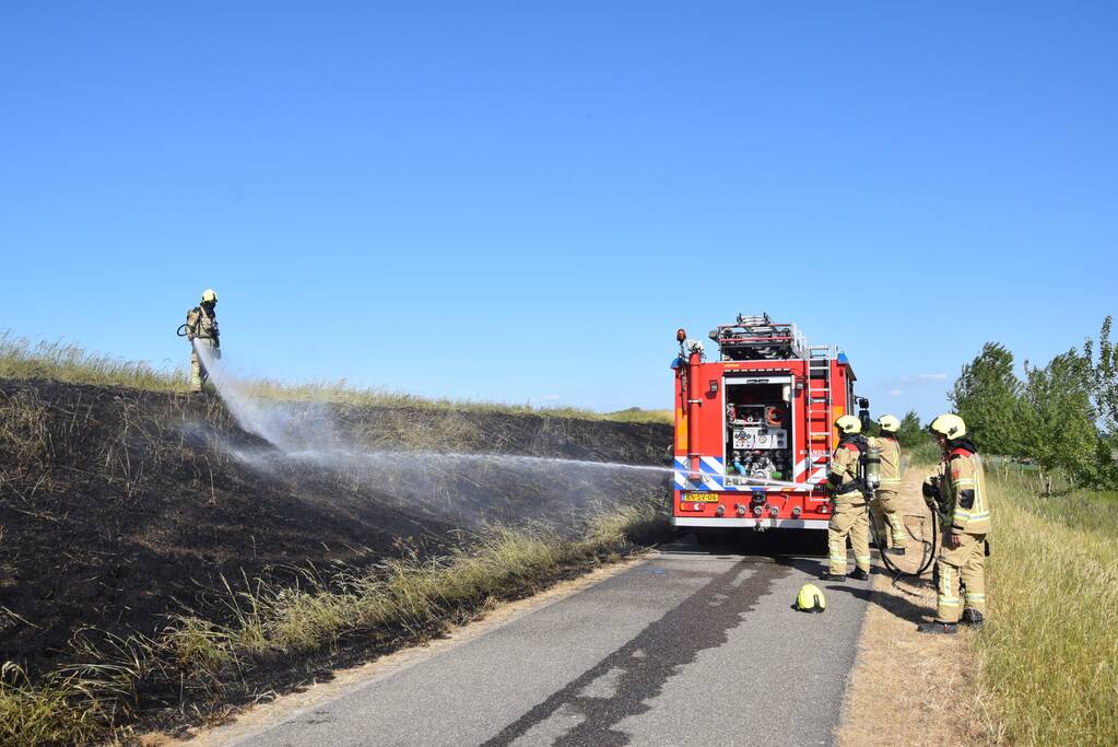 Flink stuk dijk in brand