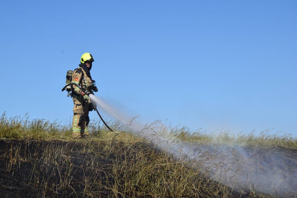 Flink stuk dijk in brand