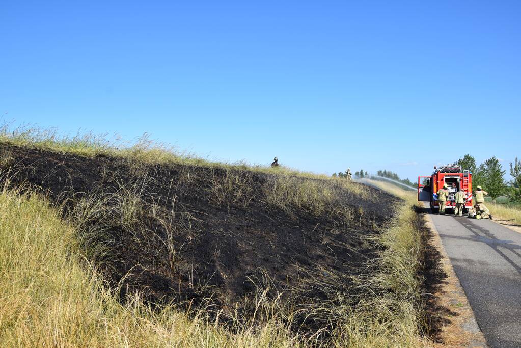 Flink stuk dijk in brand