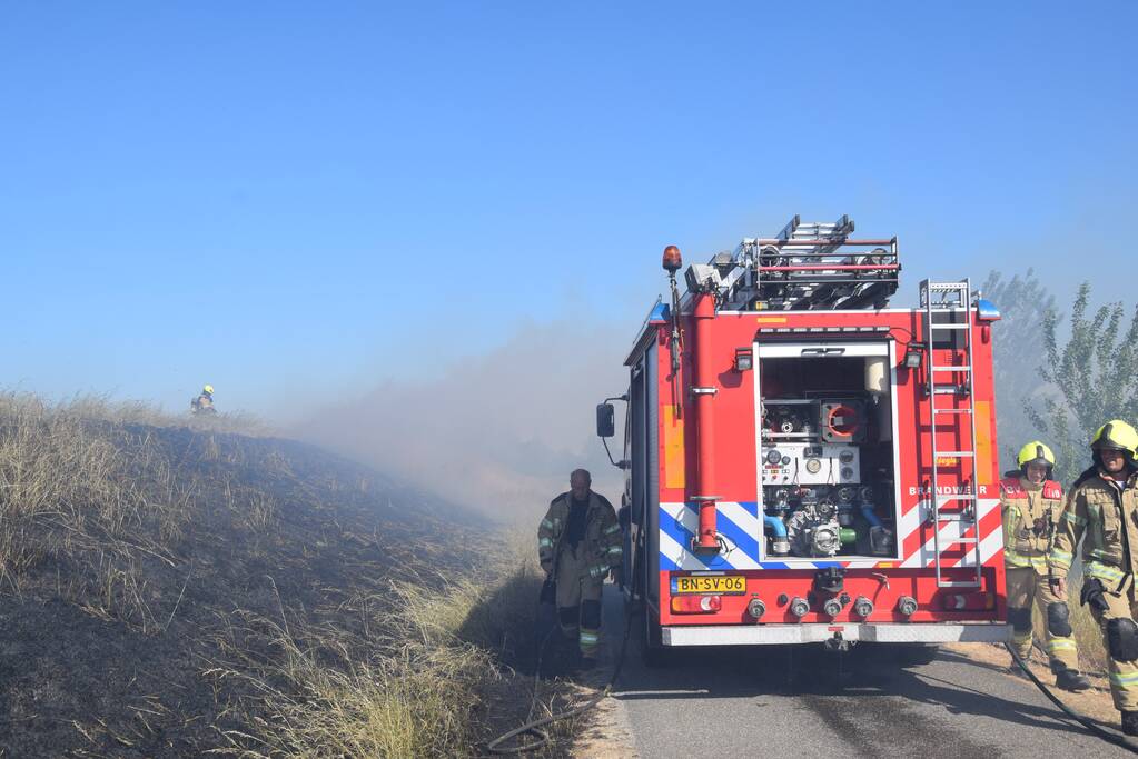 Flink stuk dijk in brand