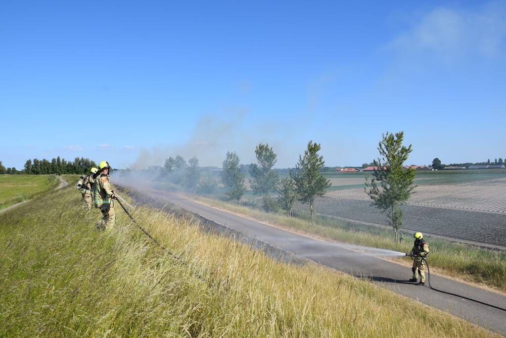 Flink stuk dijk in brand