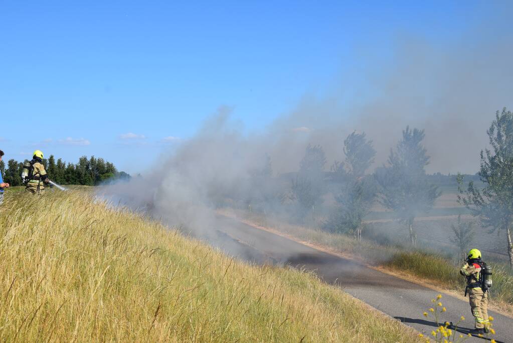 Flink stuk dijk in brand