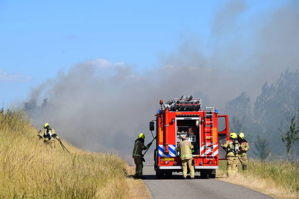 Flink stuk dijk in brand
