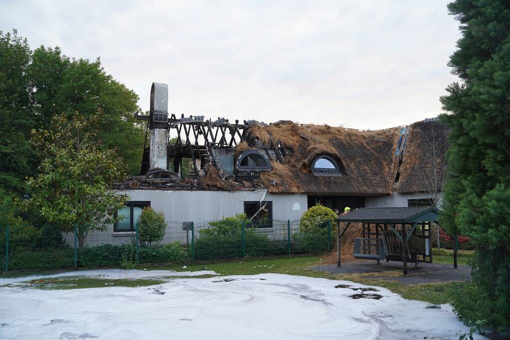 Ravage na brand in rietgedekt dak van woning