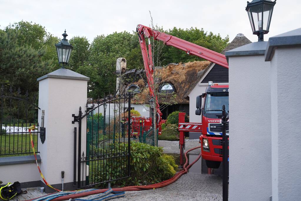 Ravage na brand in rietgedekt dak van woning