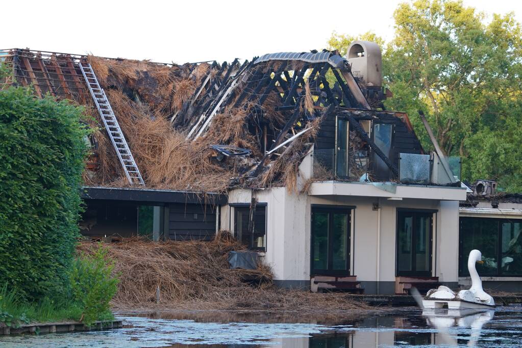 Ravage na brand in rietgedekt dak van woning