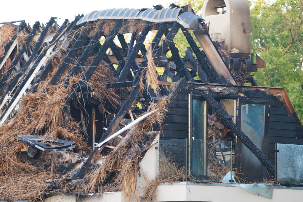 Ravage na brand in rietgedekt dak van woning