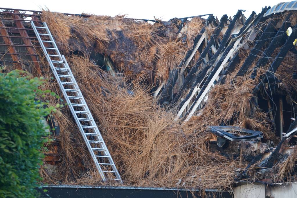 Ravage na brand in rietgedekt dak van woning