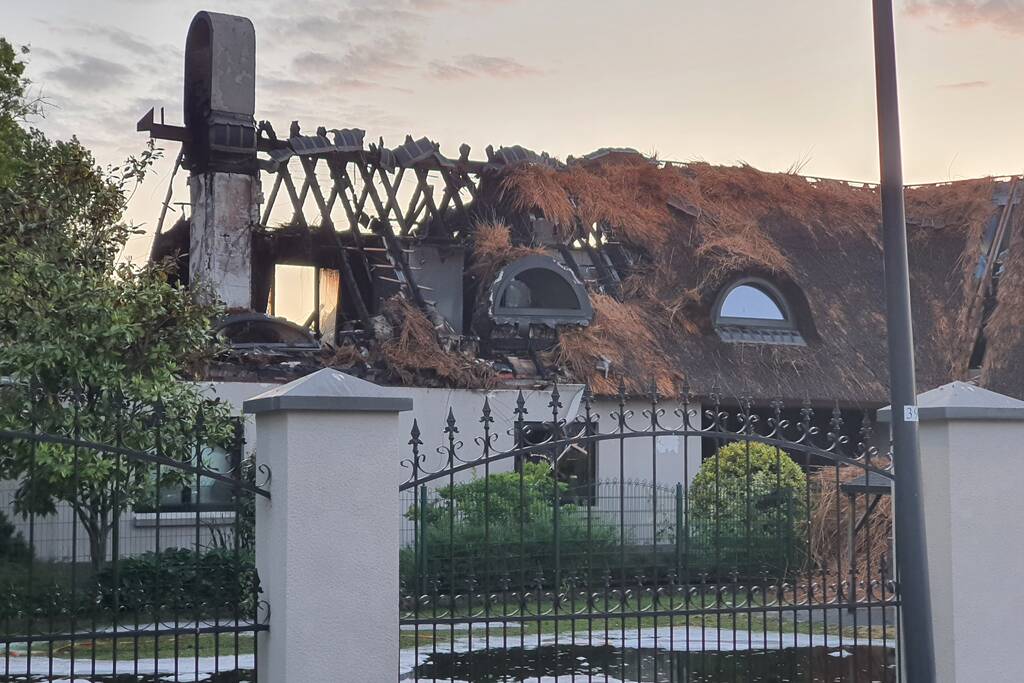 Ravage na brand in rietgedekt dak van woning
