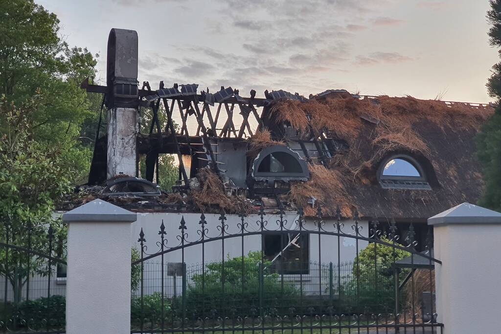 Ravage na brand in rietgedekt dak van woning