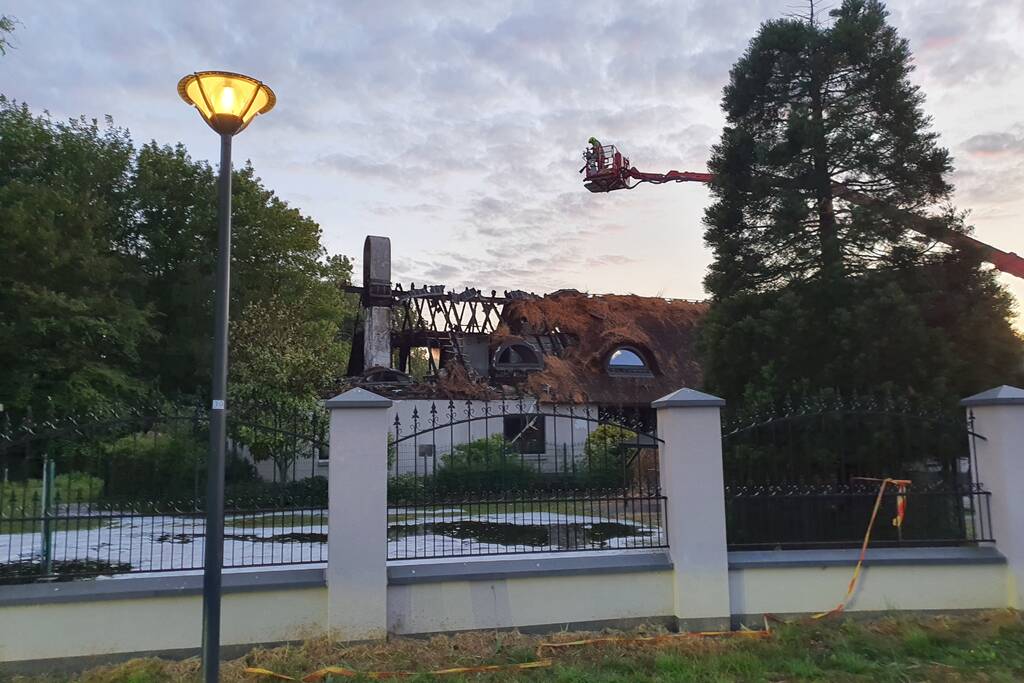 Ravage na brand in rietgedekt dak van woning