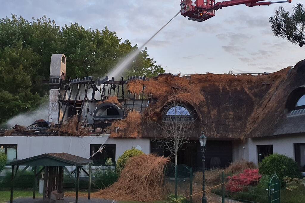 Ravage na brand in rietgedekt dak van woning