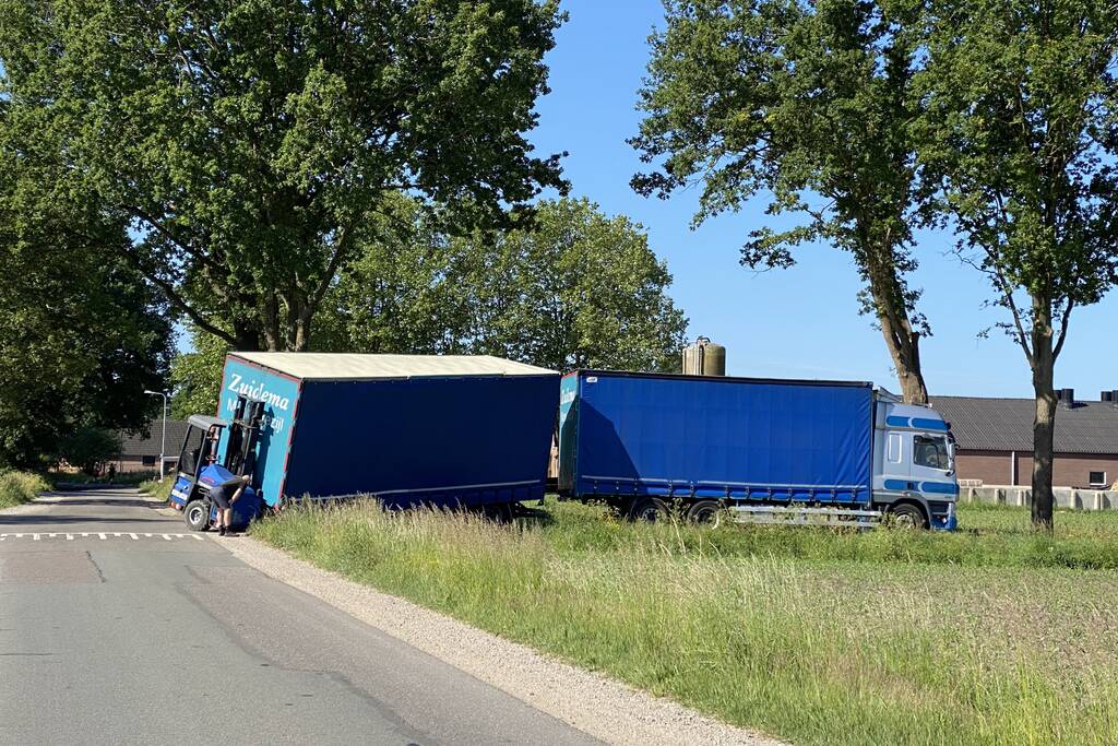 Vrachtwagencombinatie glijdt sloot in