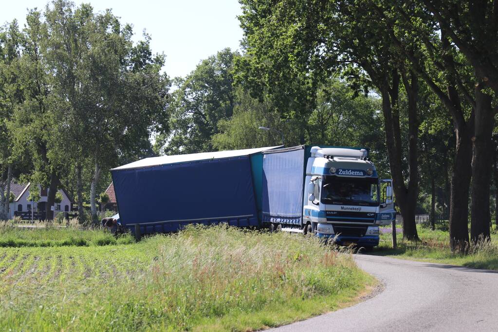 Vrachtwagencombinatie glijdt sloot in