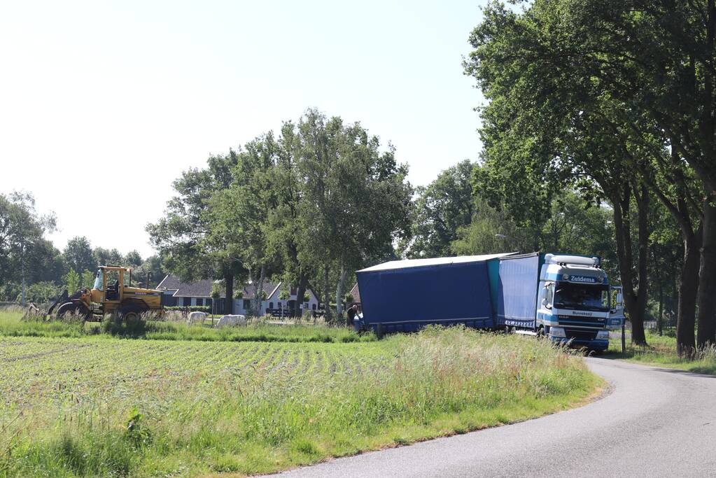 Vrachtwagencombinatie glijdt sloot in