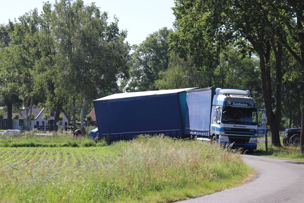 Vrachtwagencombinatie glijdt sloot in