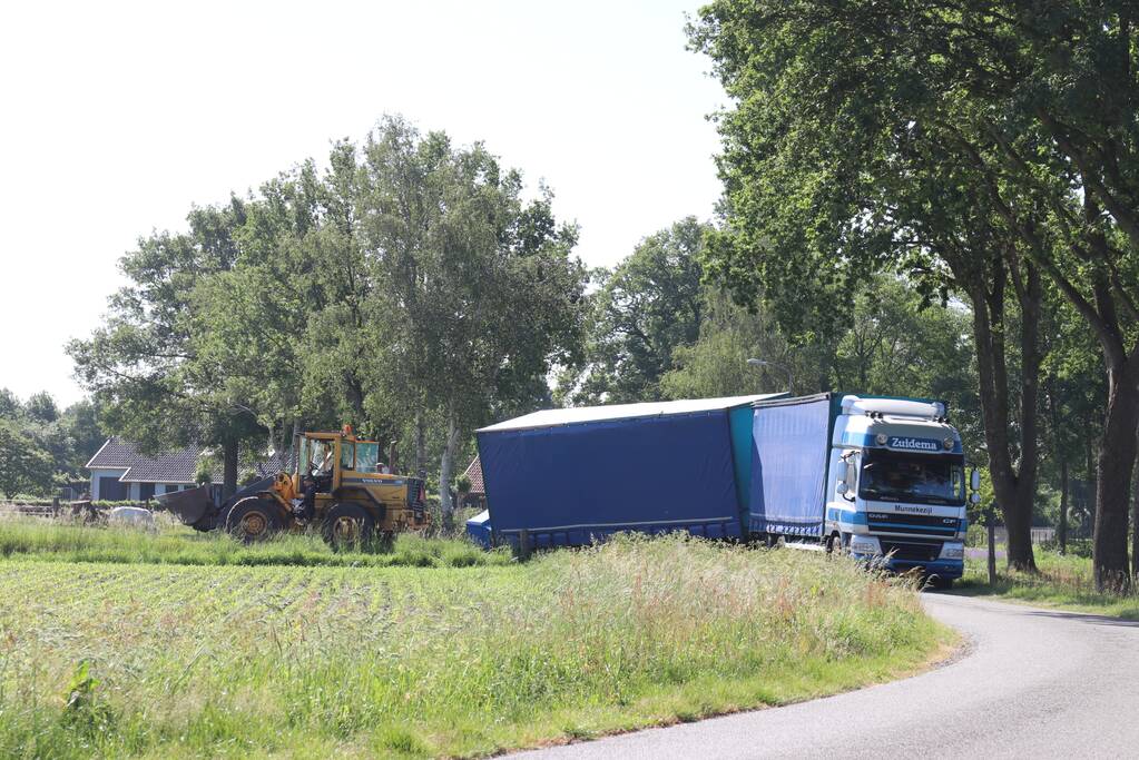 Vrachtwagencombinatie glijdt sloot in
