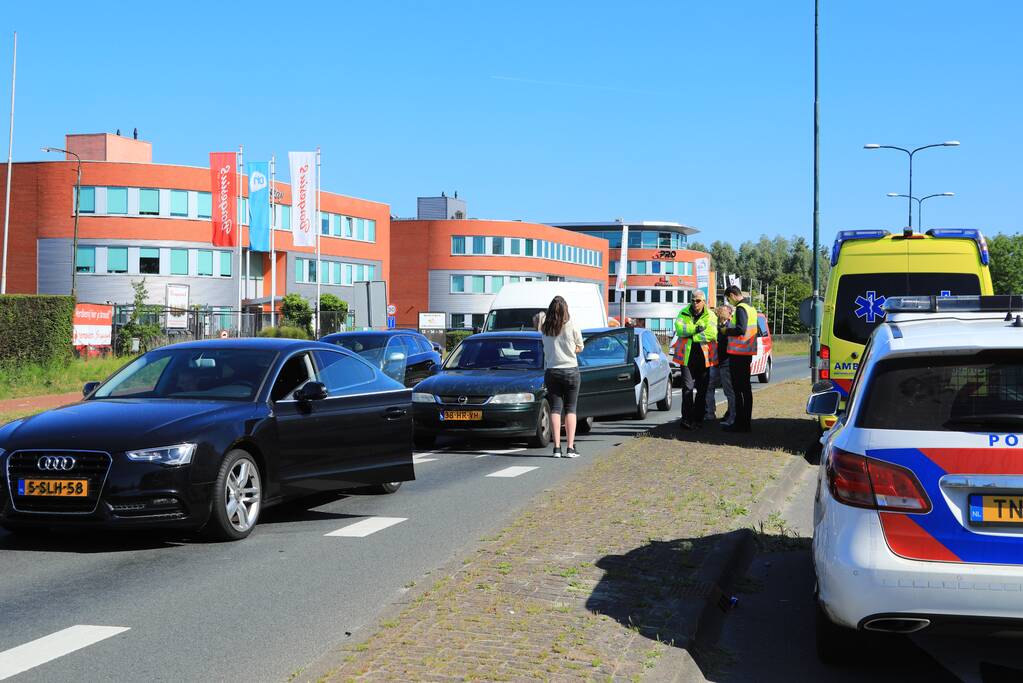 Drie auto's botsen voor stoplicht