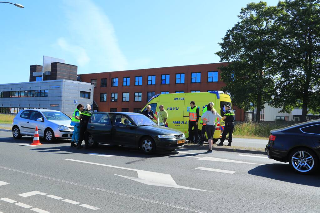 Drie auto's botsen voor stoplicht