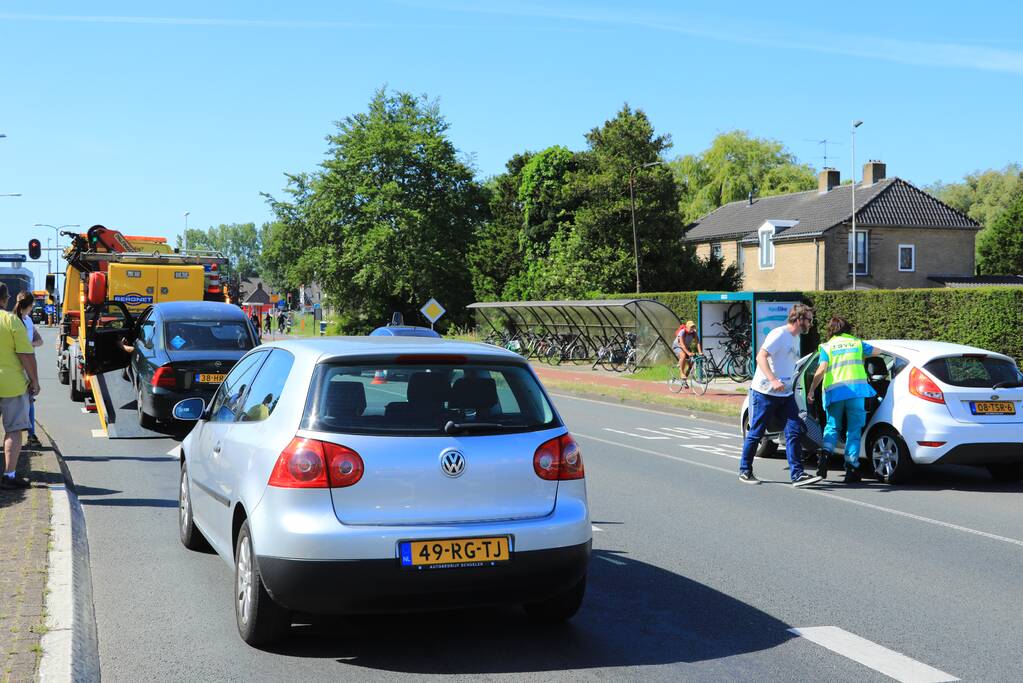 Drie auto's botsen voor stoplicht
