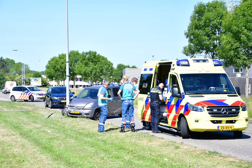 Flinke schade na botsing op lantaarnpaal