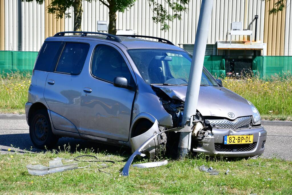 Flinke schade na botsing op lantaarnpaal
