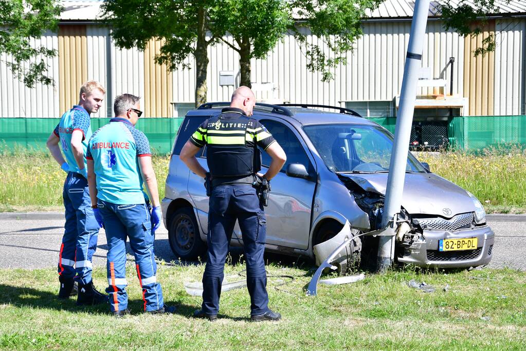 Flinke schade na botsing op lantaarnpaal