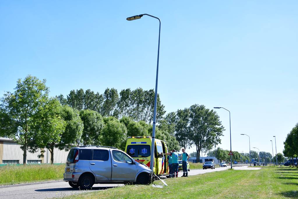 Flinke schade na botsing op lantaarnpaal