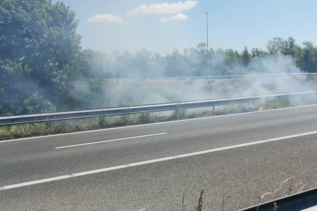 Flinke rookontwikkeling bij bermbrand langs snelweg