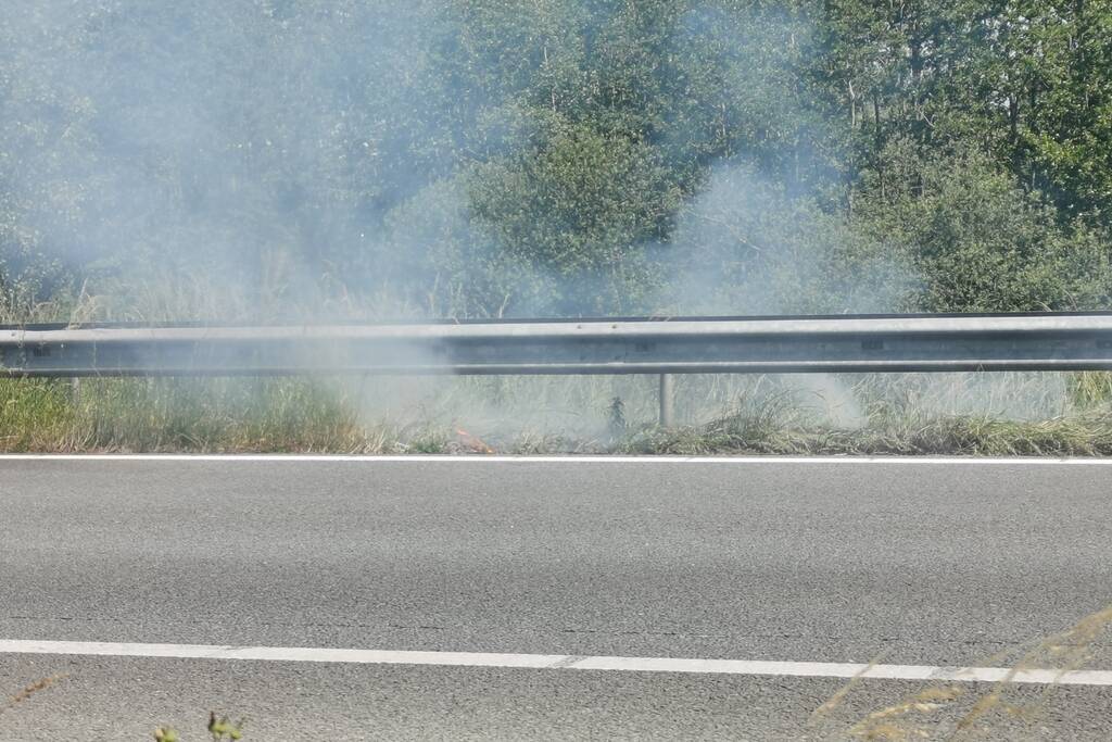 Flinke rookontwikkeling bij bermbrand langs snelweg