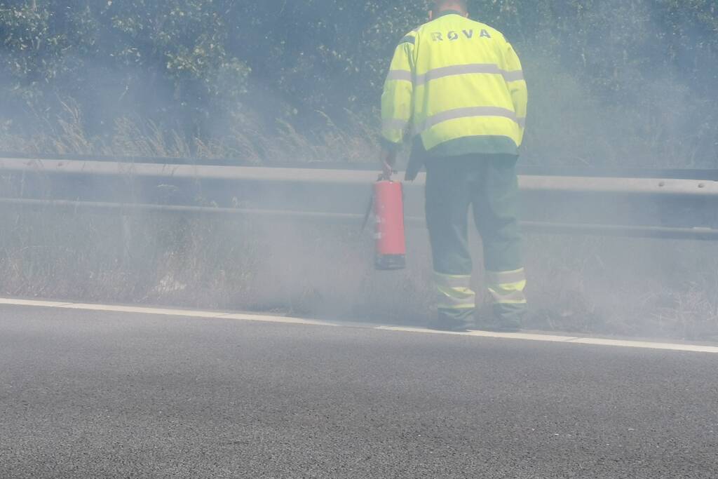 Flinke rookontwikkeling bij bermbrand langs snelweg