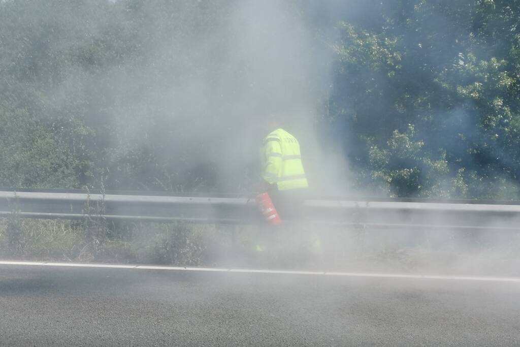 Flinke rookontwikkeling bij bermbrand langs snelweg