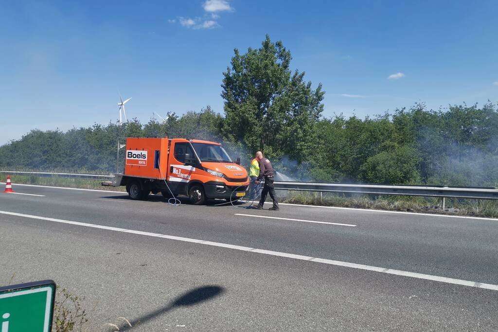 Flinke rookontwikkeling bij bermbrand langs snelweg