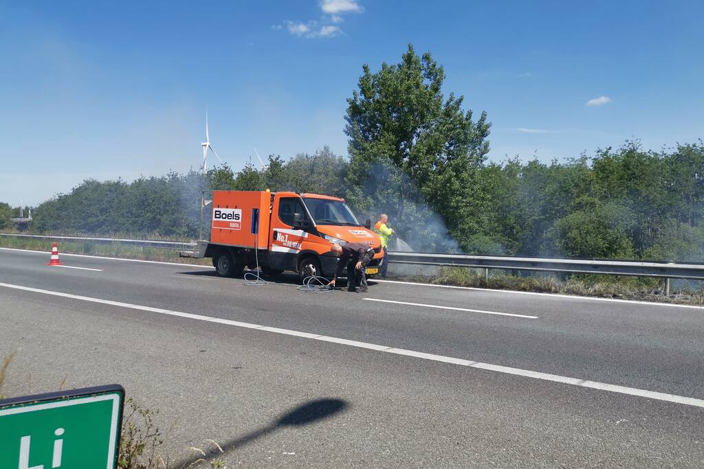 Flinke rookontwikkeling bij bermbrand langs snelweg