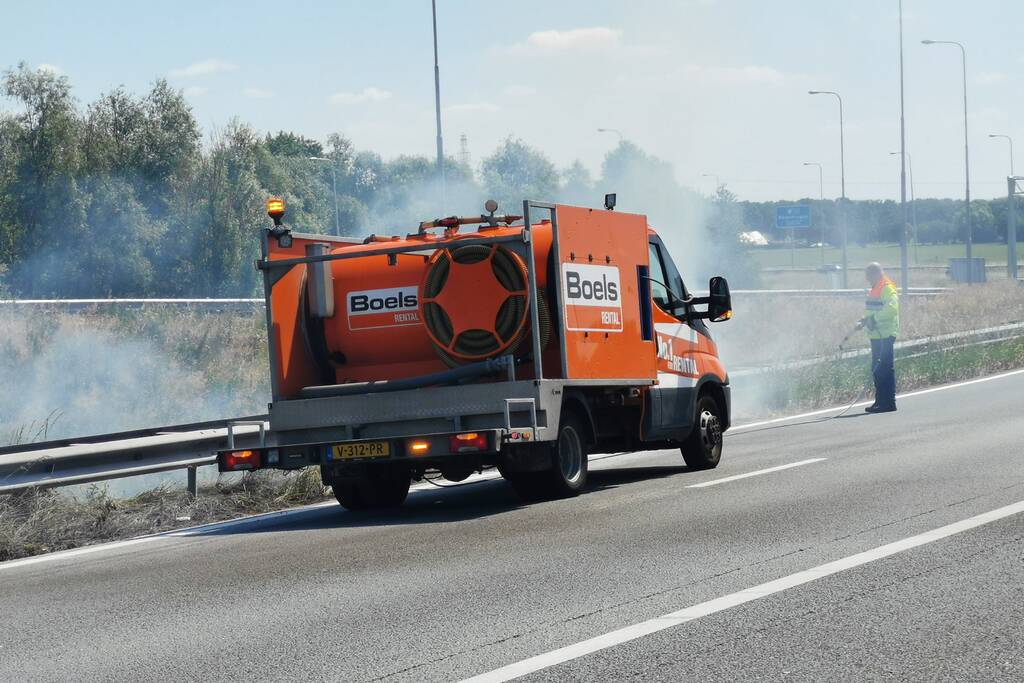 Flinke rookontwikkeling bij bermbrand langs snelweg