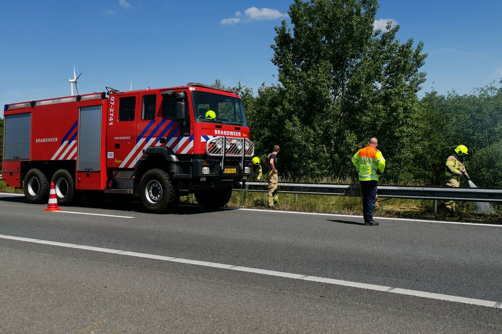 Flinke rookontwikkeling bij bermbrand langs snelweg