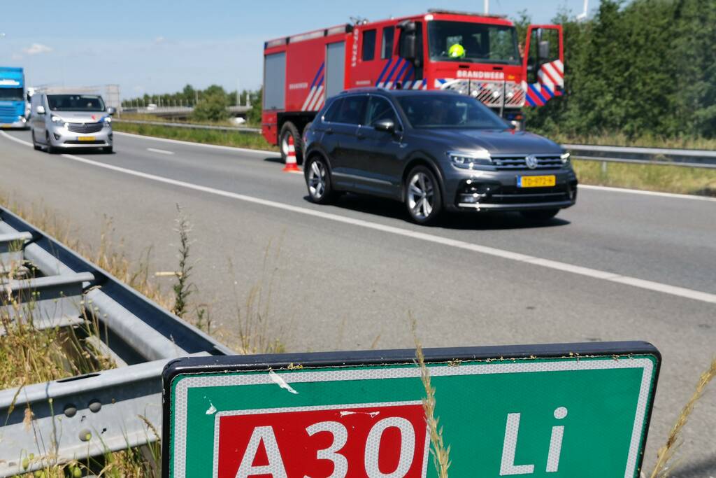 Flinke rookontwikkeling bij bermbrand langs snelweg
