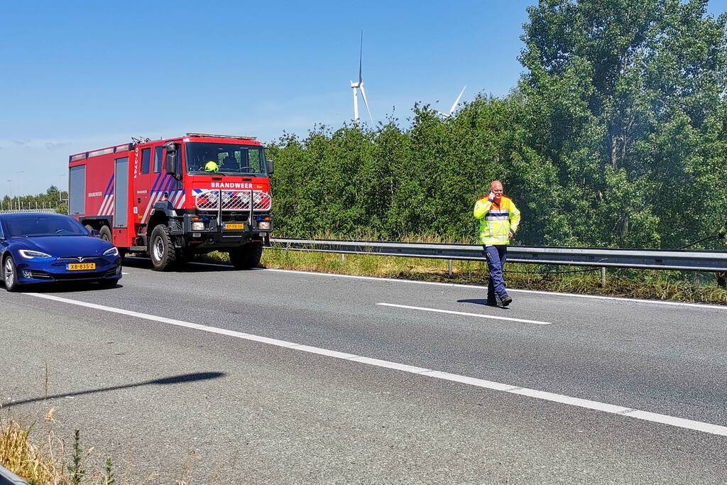 Flinke rookontwikkeling bij bermbrand langs snelweg