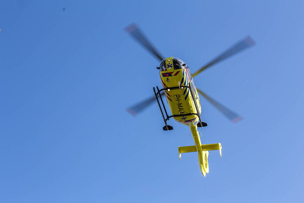 Traumahelikopter opgeroepen voor auto te water