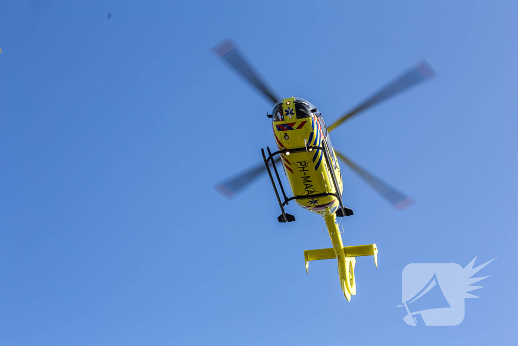 Traumahelikopter opgeroepen voor auto te water