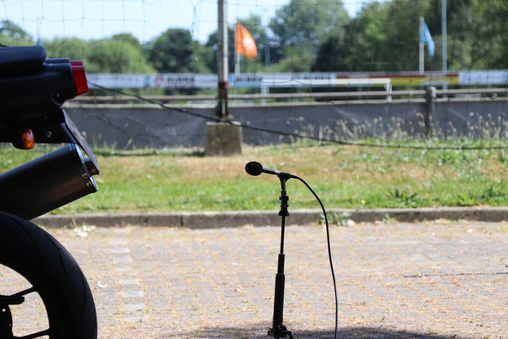 Politie controleert motoren en scooters op parkeerplaats