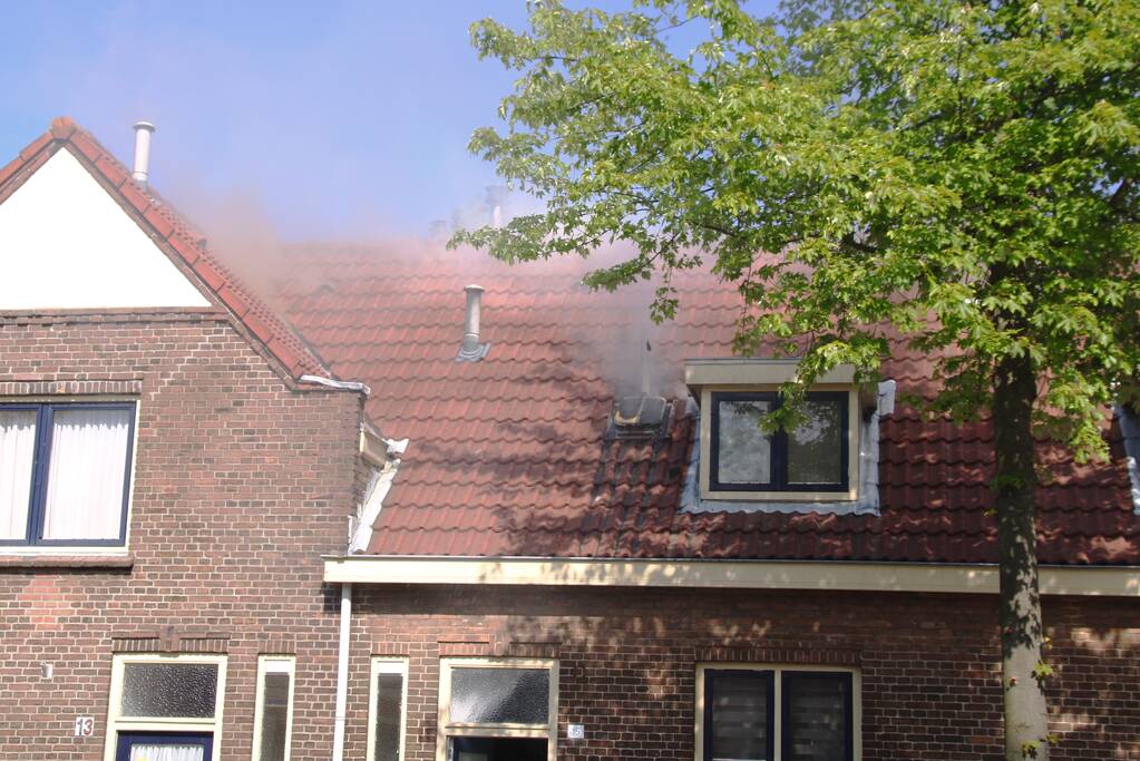 Uitslaande woningbrand snel onder controle