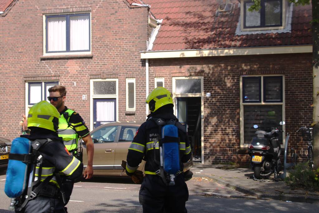 Uitslaande woningbrand snel onder controle