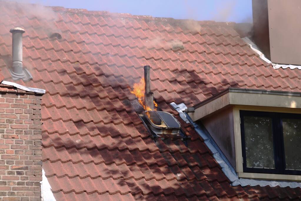 Uitslaande woningbrand snel onder controle