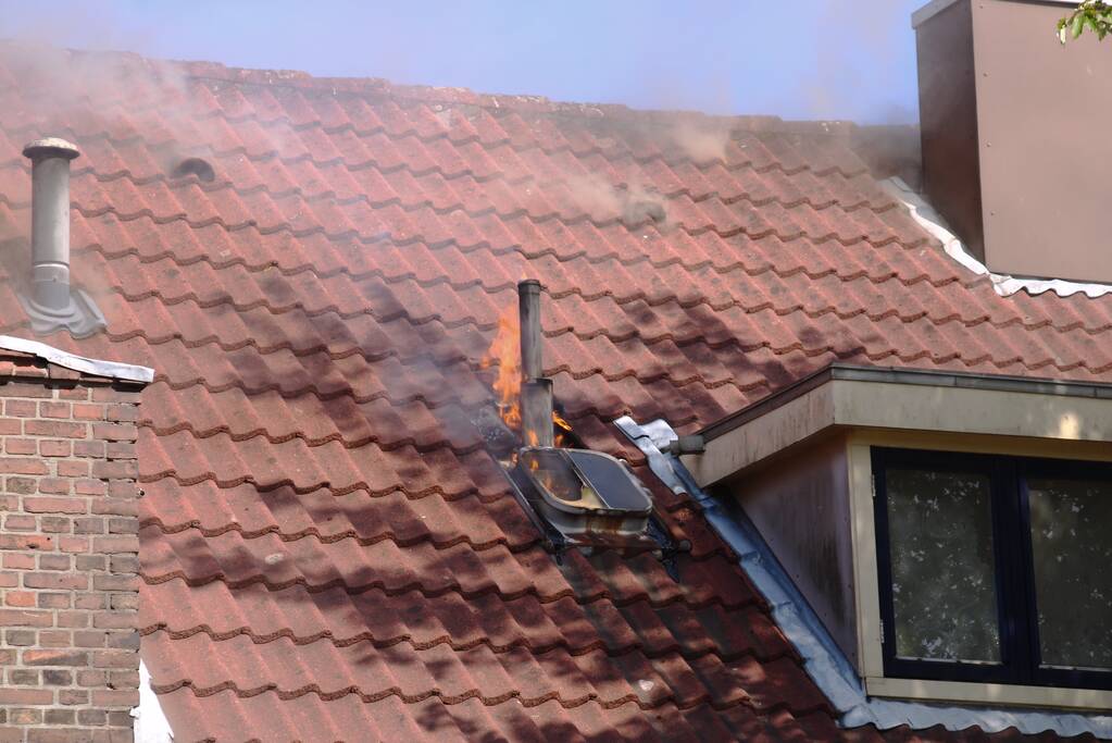 Uitslaande woningbrand snel onder controle