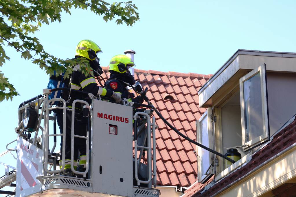 Uitslaande woningbrand snel onder controle