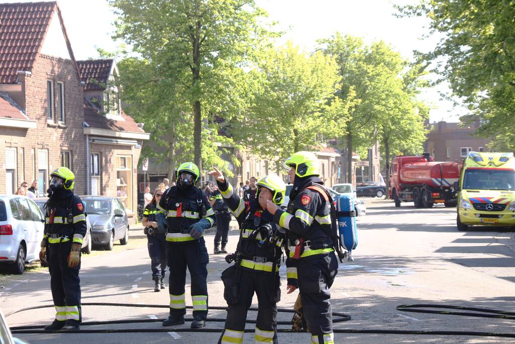 Uitslaande woningbrand snel onder controle