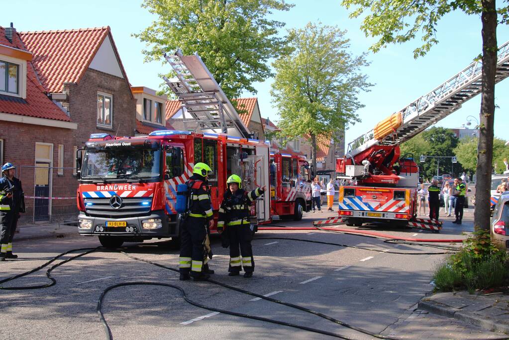 Uitslaande woningbrand snel onder controle